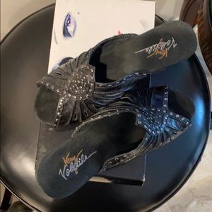 Very Volatile Black stud wedge